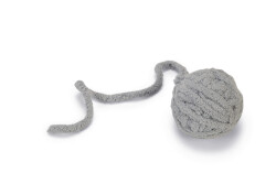Beeztees Yavru Kedi Oyuncağı, Kuyruklu Yün Top, 6,5cm, 35cm kuyruk - 1